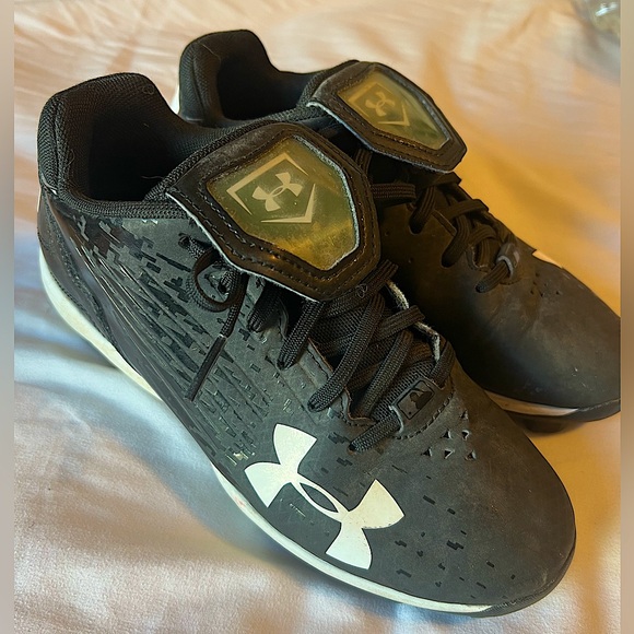 Under Armour Kids Black Cleats Size 2 - Picture 1 of 2